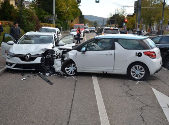 Unfall in Reinach BL - Frontalkollision zwischen zwei Autos