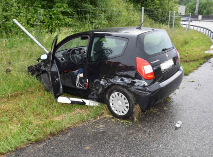 Unfall Rothrist AG - Auto kracht auf der A1 in Leitplanke