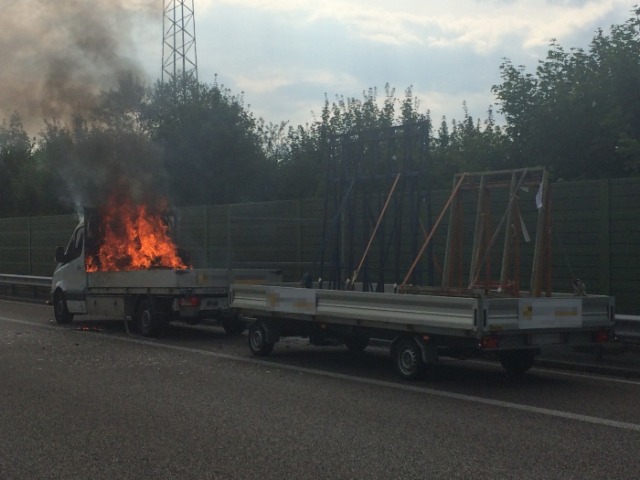 Oberentfelden AG - Lieferwagen auf A1 in Brand geraten
