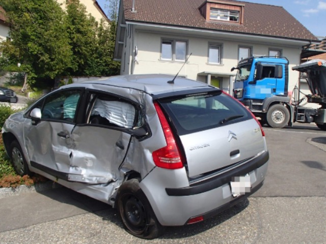 Unfall Holderbank AG - Bremspedal verfehlt und in Lastwagen gekracht