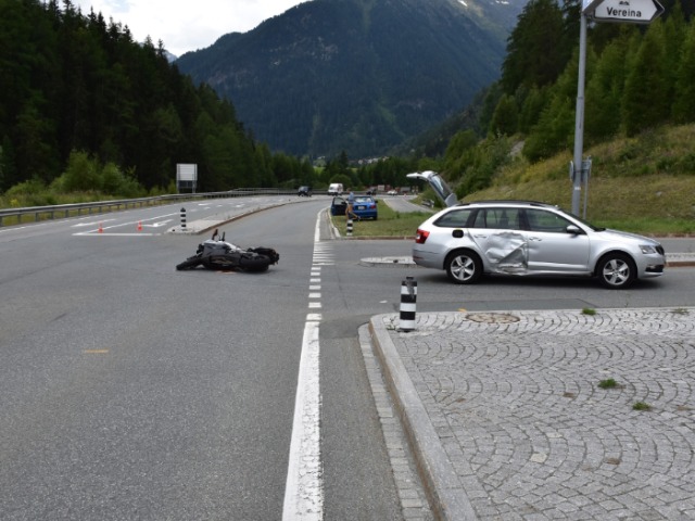 Unfall in Susch GR - Crash zwischen Auto und Motorrad