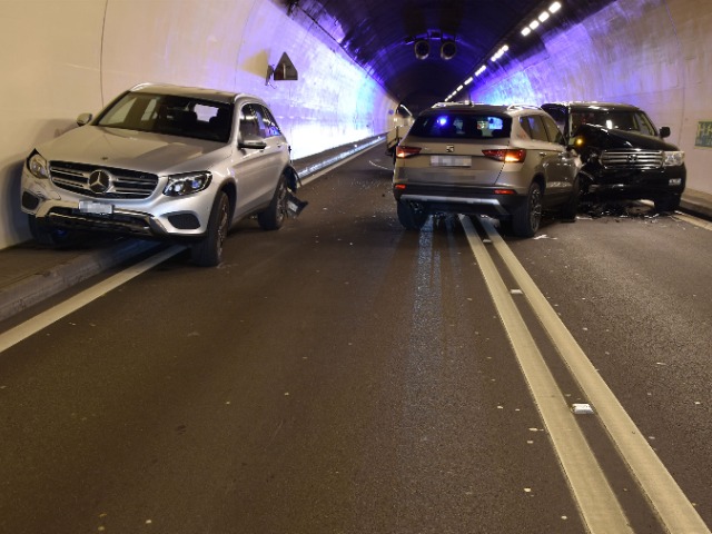 Hergiswil NW - Grosse Verkehrsbehinderungen nach Unfall im Loppertunnel