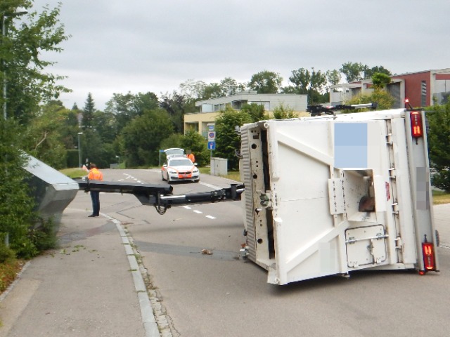 Frauenfeld TG - Lastwagen auf Seite gekippt