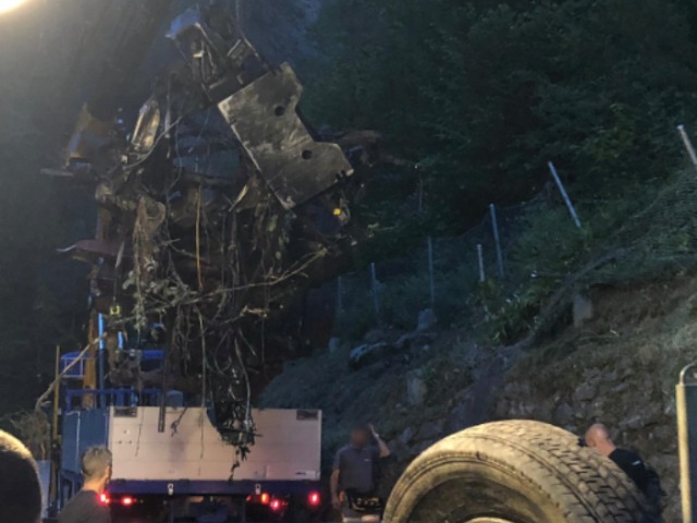 Unfall Silenen UR - Lastwagen nach 300-Meter-Sturz geborgen