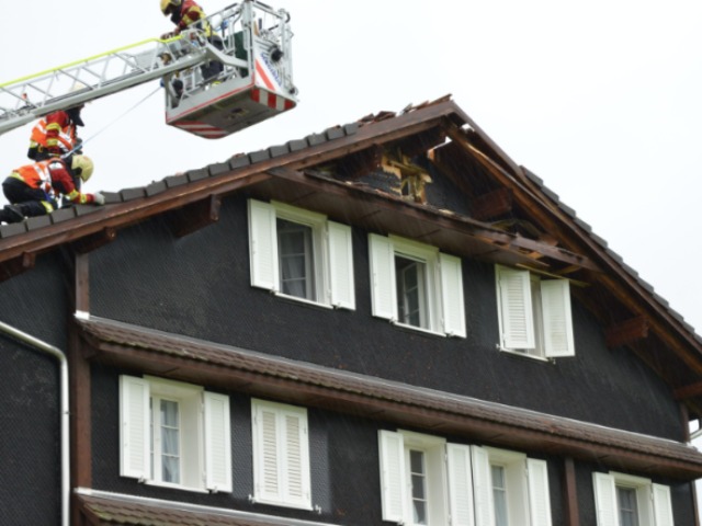 Unterägeri ZG - Wohnhaus nach Blitzeinschlag stark beschädigt