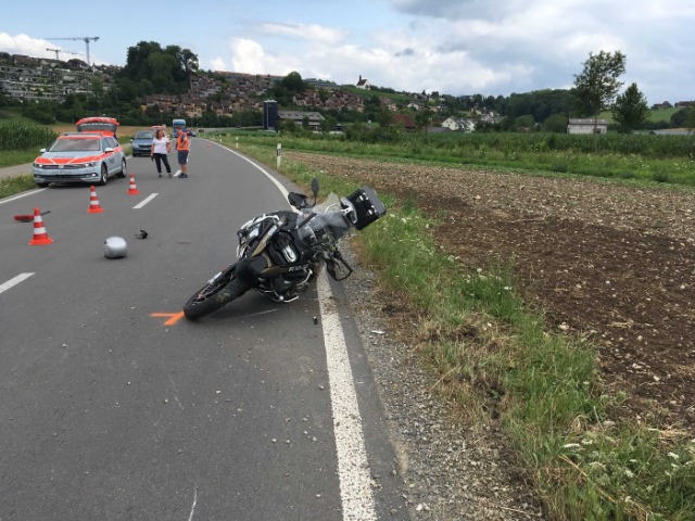 Hünenberg ZG - Motorradlenker nach Unfall erheblich verletzt