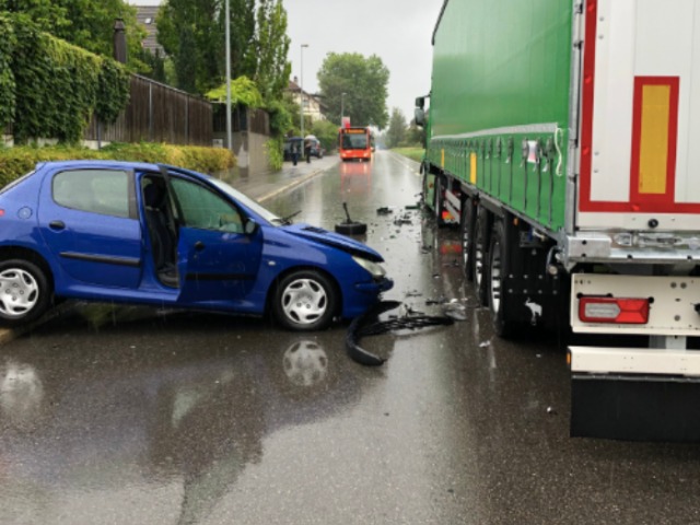 Münchenbuchsee BE - Unfall zwischen Lastwagen und Auto