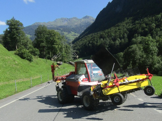 Elm GL - Verkehrsunfall mit landwirtschaftlichem Fahrzeug