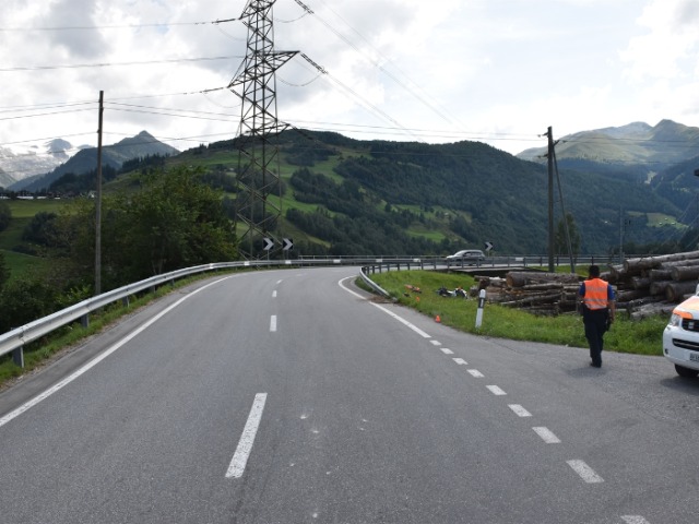 Unfall Disentis, Mustér GR - Motorradfahrer gerät neben Fahrbahn