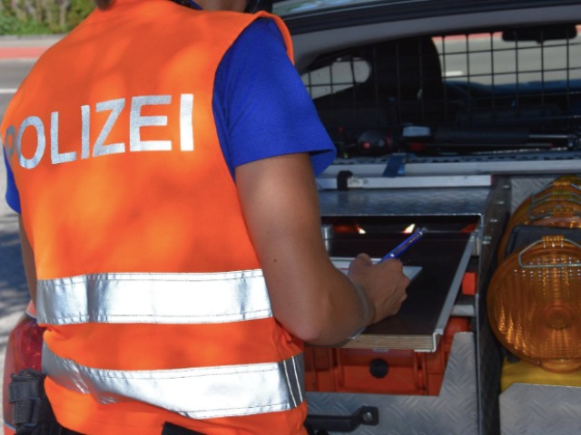 Basel BS - Lastwagenlenker fährt nach Unfall auf A2 weiter