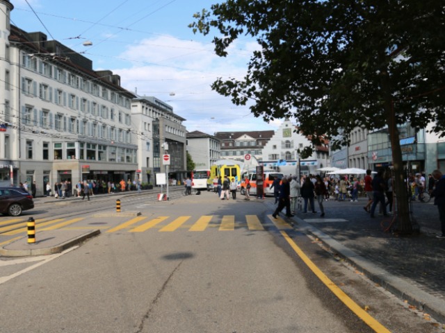 Unfall St.Gallen SG - Velofahrer kollidiert mit Frau und Kind