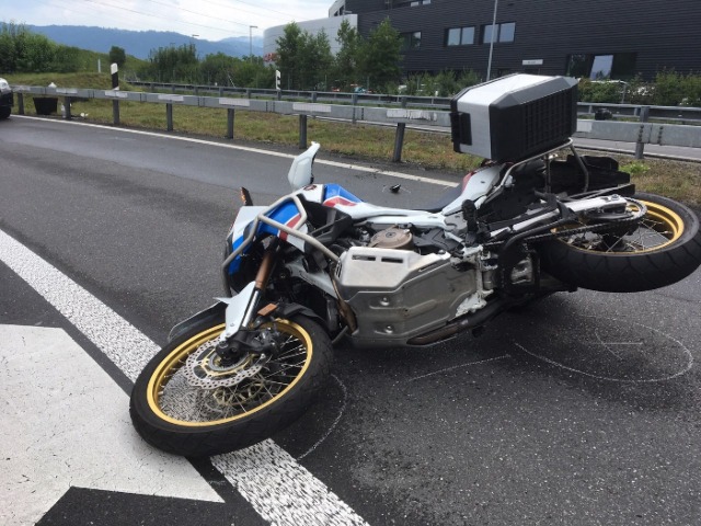 Unfall Risch ZG - Töfffahrer nach Sturz auf der A4 erheblich verletzt