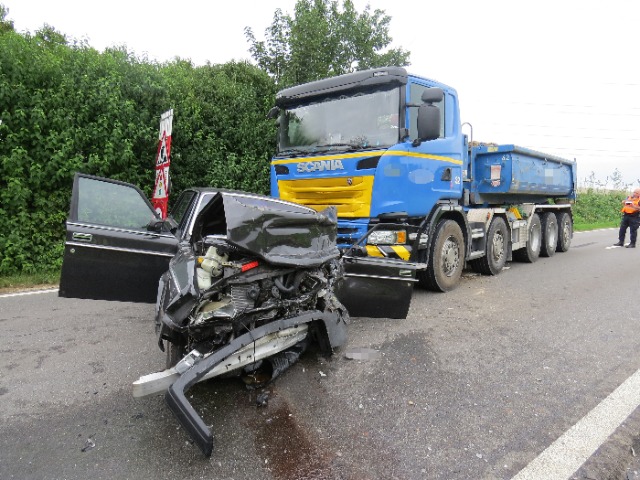 Unfall Nesselnbach AG - Heftige Fontalkollision mit Lastwagen