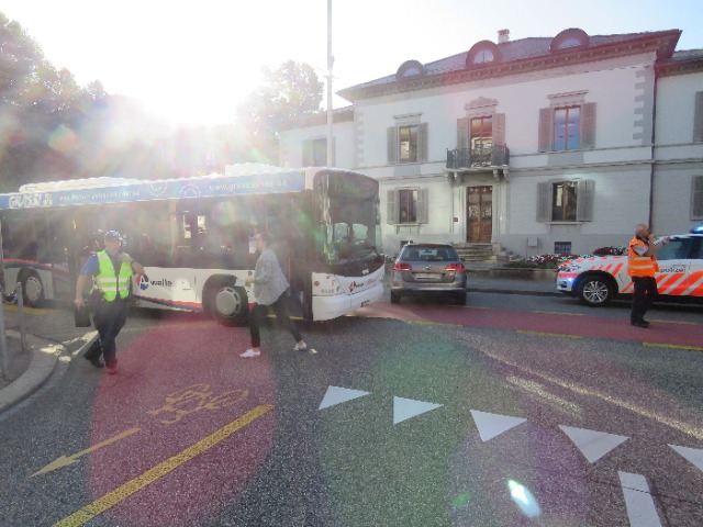 Unfall Aarau AG - Linienbus prallt gegen Auto