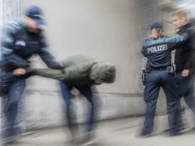 Basel BS - Aggressive Frau (27) schlägt und tritt nach Polizisten