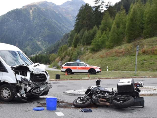 Susch GR - Zwei Verletzte bei Unfall zwischen Motorrad und Auto