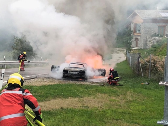 Pian San Giacomo GR - Auto auf A13 vollständig ausgebrannt