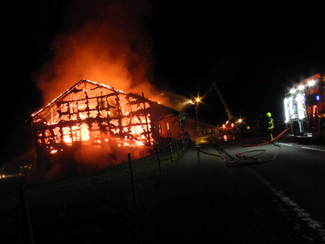 Seewen SZ - Brennender Quad zerstört Lagergebäude