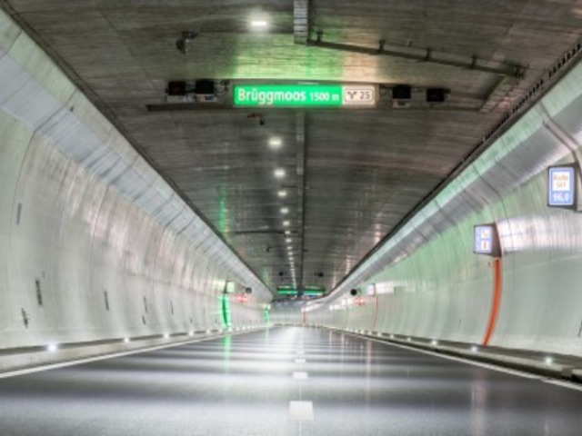 A5, Brügg BE - Auffahrunfall im Längholztunnel
