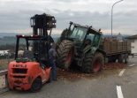 Oberlunkhofen AG - Ladung landet nach Traktorunfall auf Strasse