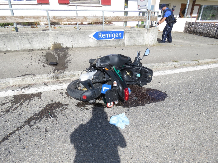 Unfall Rüfenach AG - 16-jährige Motorradlenkerin nach Kollision mit Auto verletzt