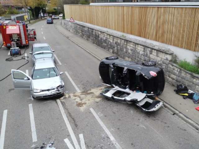 Therwil BL - Verkehrsunfall mit vier beteiligten Autos