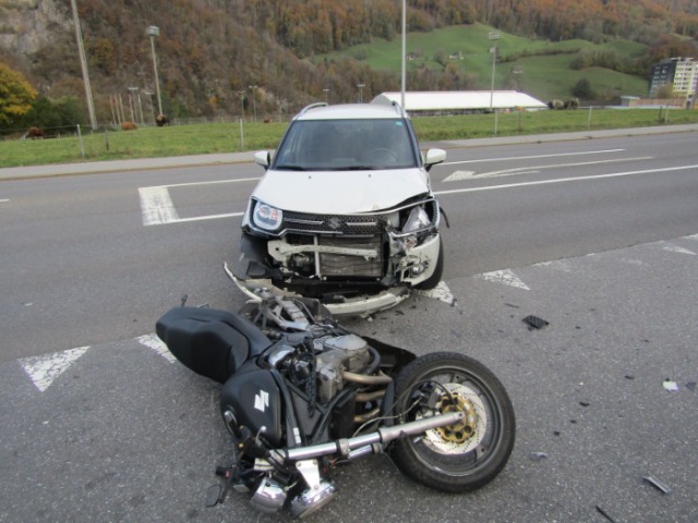 Glarus GL - Verkehrsunfall zwischen Motorrad und Auto
