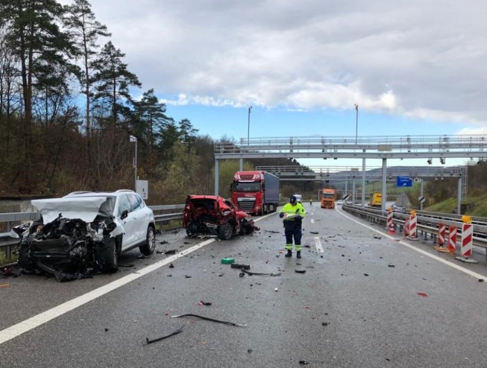 Unfall Effingen AG - A3 wegen schwerem Verkehrsunfall, mit mehreren Todesopfern, gesperrt