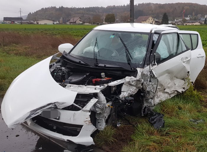 Muhen AG - Heftiger Verkehrsunfall fordert zwei verletzte Personen