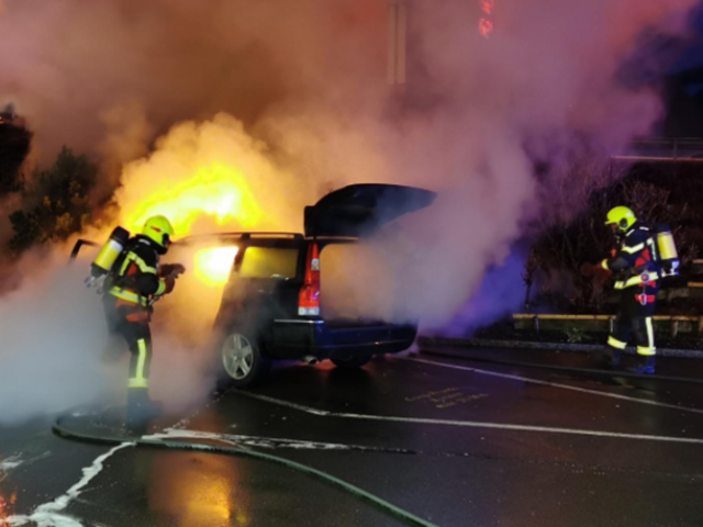 Seewen SZ - Fahrzeug in Brand geraten