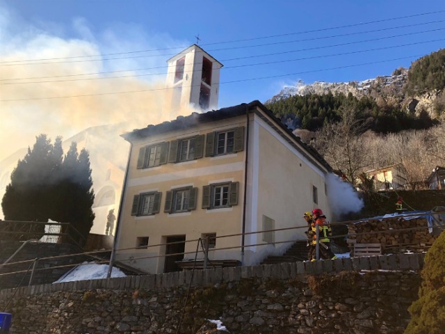 Sta. Domenica GR - Zweifamilienhaus von Feuer vollständig zerstört