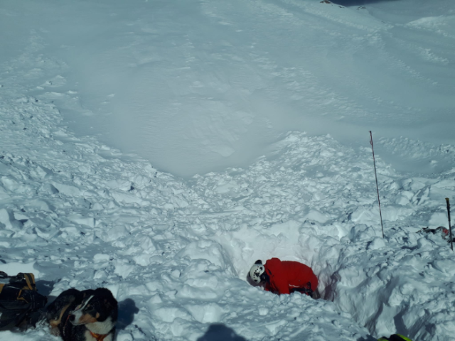 Wiler/Lauchernalp VS - Skifahrer durch Lawinenabgang schwer verletzt