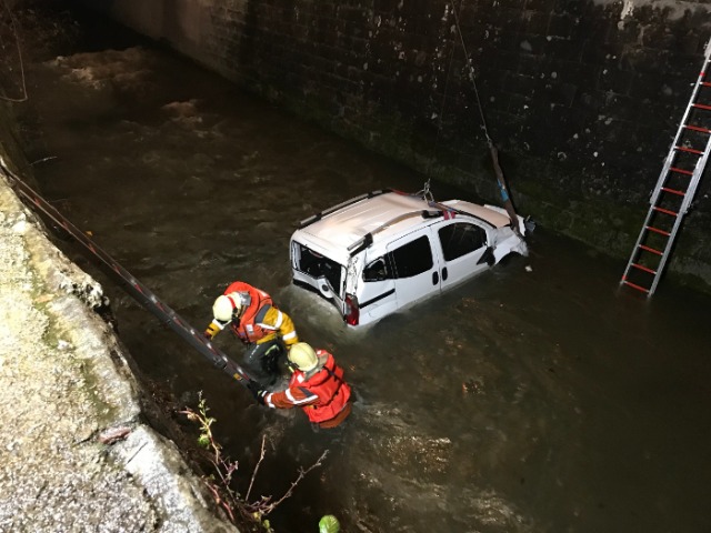 Unfall Rüti ZH - Auto stürzt vier Meter in Bach