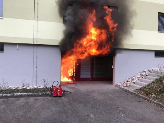 Füllinsdorf BL - 15 Verletzte nach Brand in Mehrfamilienhaus