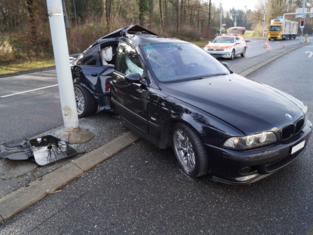 Unfall Baar ZG - BMW-Fahrer kracht heftig in Kandelaber