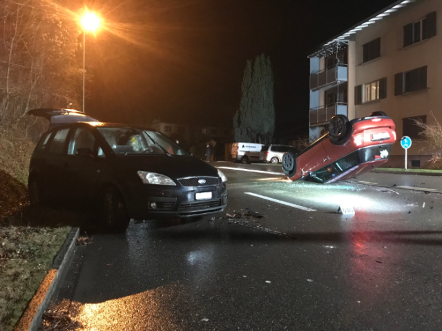 Steinmaur ZH - Auto nach Unfall auf dem Dach gelandet