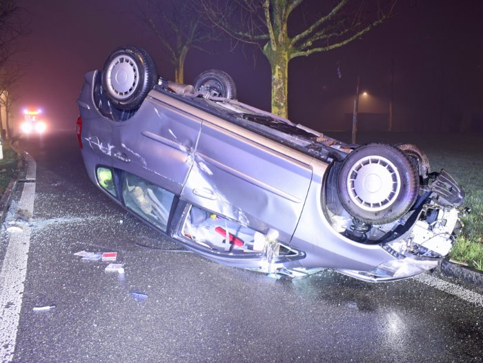 Verkehrsunfall in Buchrain LU - Fahrzeuglenker (39) überschlägt sich