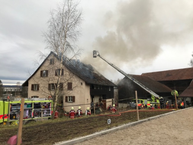 Uster ZH - Wohnhaus auf Bauernhof vollständig ausgebrannt