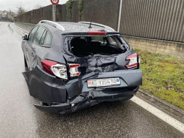 Unfall Klingnau AG - LKW prallt in Auto