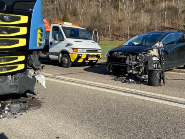 Bubendorf BL - Unfall mit drei Fahrzeugen