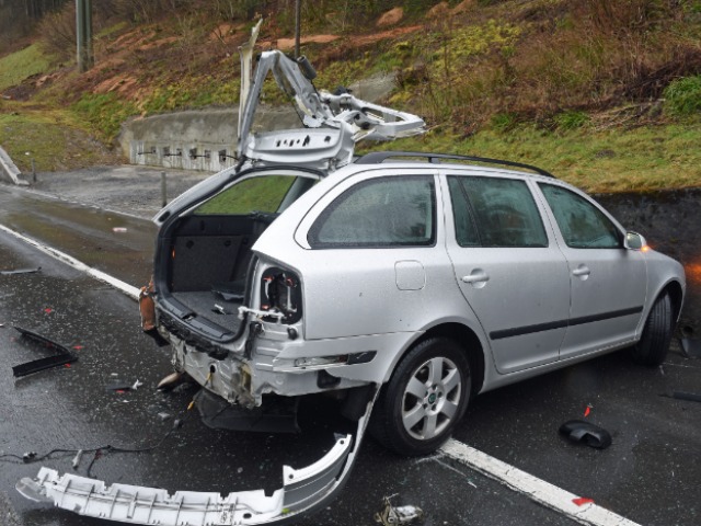Unfall Luzern LU - Auto crasht in Lieferwagen