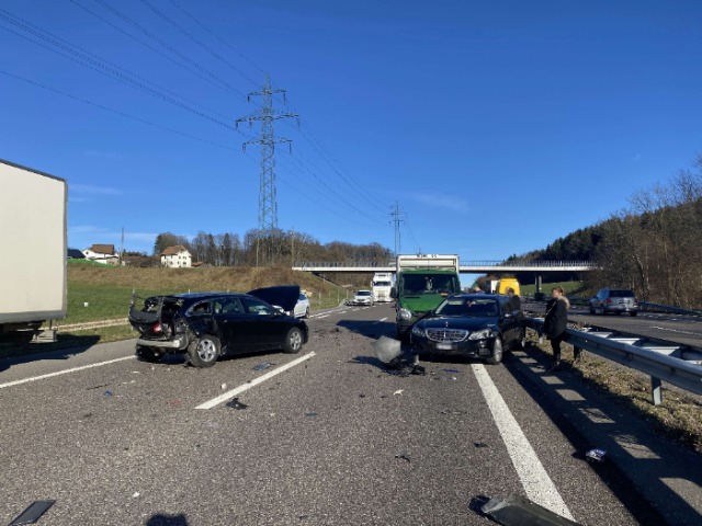 Walterswil SO - Unfall auf A1 mit mehreren Fahrzeugen