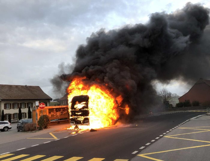 Farvagny FR - Lastwagen ausgebrannt