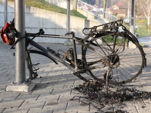 Appenzell AI - Fahrrad bei Wührehalle angezündet