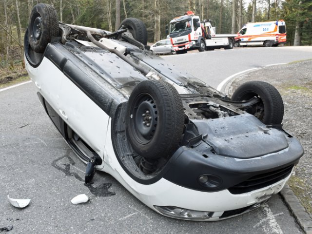 Kriens, Ortsteil Obernau LU - Beifahrer nach Selbstunfall verletzt