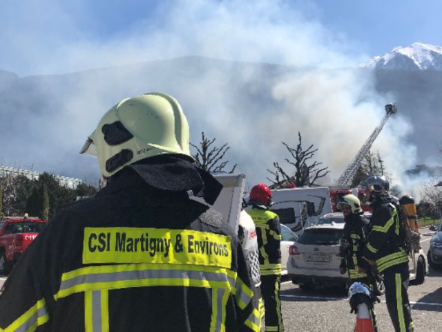 Martigny VS - Grossbrand fordert Feuerwehr