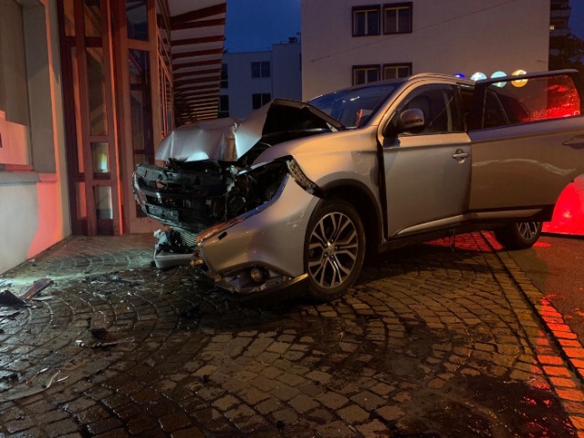 Schaffhausen - Alkoholisierte Autofahrerin prallt betrunken Hausfassade