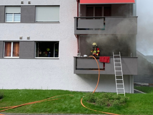 Zug - Rauch und Flammen in Mehrfamilienhaus