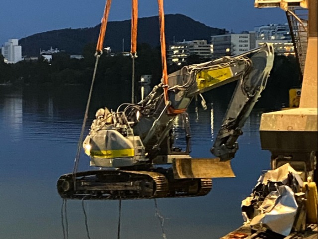 Muttenz BL - 28.5 Tonnen schwerer Bagger stürzt in Rhein