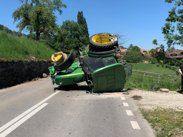 Lohnstorf BE - Traktor bei Verkehrsunfall überschlagen
